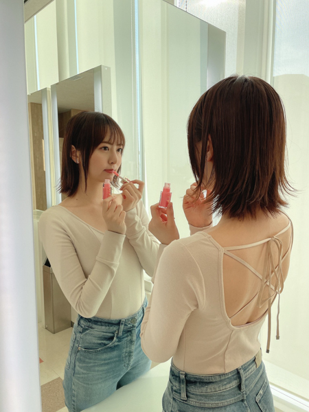 HKT48 森保まどか、背中開きのトップスを鏡越しで披露！「後ろ姿がお綺麗！」「美人過ぎて眩しいです」