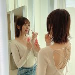 HKT48 森保まどか、背中開きのトップスを鏡越しで披露！「後ろ姿がお綺麗！」「美人過ぎて眩しいです」