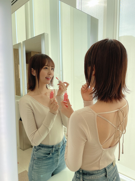 HKT48 森保まどか、背中開きのトップスを鏡越しで披露！「後ろ姿がお綺麗！」「美人過ぎて眩しいです」