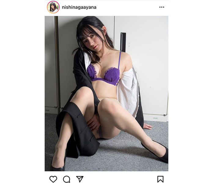 西永彩奈、はだけたスーツ姿で見つめる眼差し「いいシチュエーションですね」