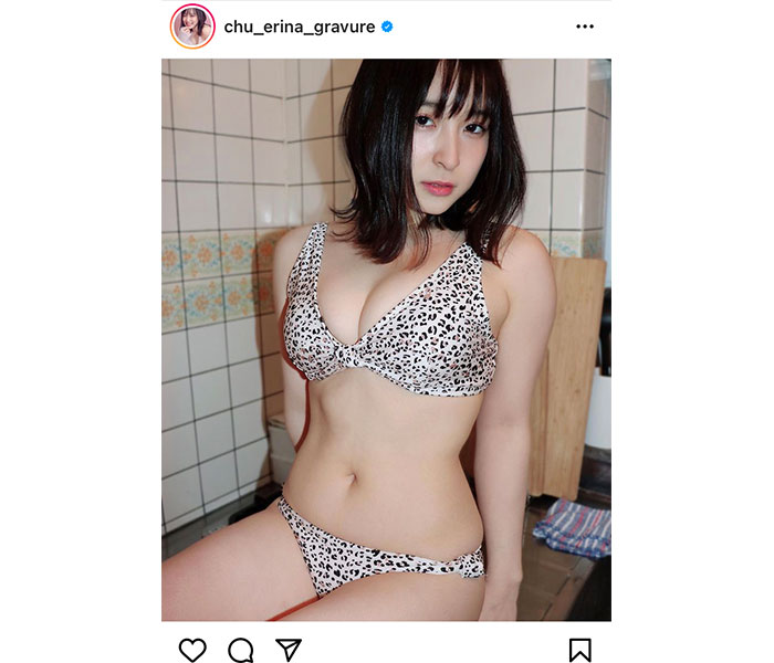 中崎絵梨奈、新感覚のキッチングラビアでくびれボディを披露！