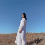 大槻りこ、青空に映える白ワンピースポートレートを披露！「清純派だ！」「好きです、とても！！」