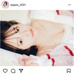 そよん、ルームウェア姿で寝転びデコルテ披露