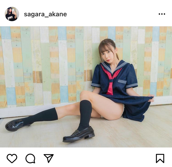 相良朱音、紺色セーラー服でパンチラショット！「素晴らしいアングルです！」