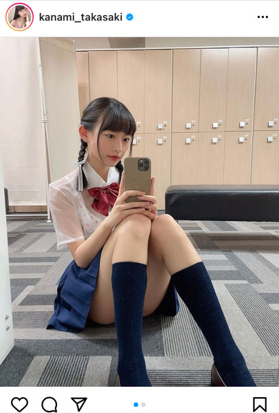 高崎かなみ、童顔セーラー服で魅せる美脚！「位置が天才的！？」