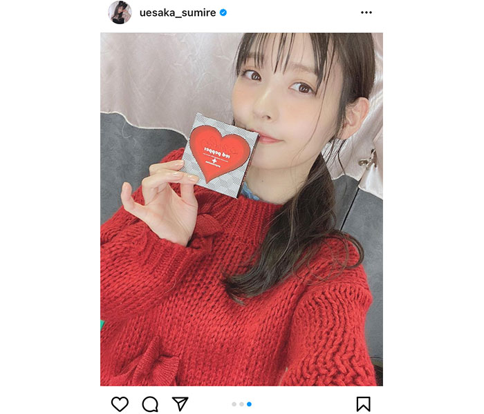 上坂すみれ、赤いセーター姿でバレンタインチョコをお届け！