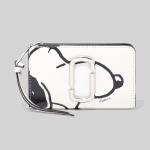 「PEANUTS x THE MARC JACOBS」コレクションに待望のウォレットが登場！アイコニックな「THE SNAPSHOT」シリーズが愛くるしいPEANUTS柄でお目見え。