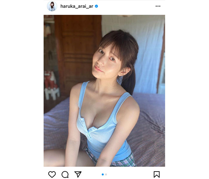 新井遥、チラ見え美乳がヘルシーな爽やかオフショット公開！「はい、惚れました」