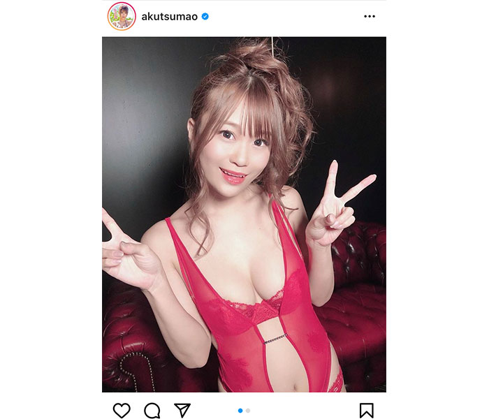 阿久津真央、セクシーな赤いランジェリー姿で届ける癒しの笑顔