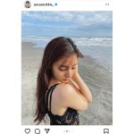 新木優子、海風にたなびくワンピース姿のオフショット公開！「笑顔最高！！！」