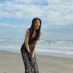 新木優子、海風にたなびくワンピース姿のオフショット公開！「笑顔最高！！！」