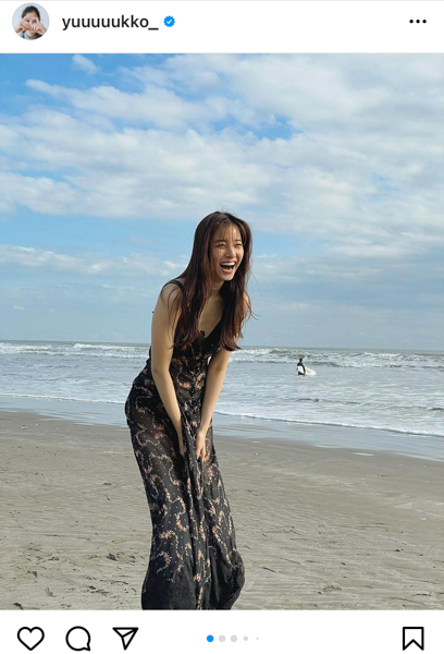 新木優子、海風にたなびくワンピース姿のオフショット公開！「笑顔最高！！！」