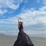 新木優子、海風にたなびくワンピース姿のオフショット公開！「笑顔最高！！！」