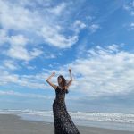 新木優子、海風にたなびくワンピース姿のオフショット公開！「笑顔最高！！！」