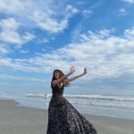 新木優子、海風にたなびくワンピース姿のオフショット公開！「笑顔最高！！！」