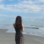 新木優子、海風にたなびくワンピース姿のオフショット公開！「笑顔最高！！！」