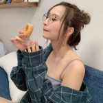 藤川らるむ、キャミソール姿で美肌チラ見せ