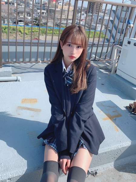 藤川らるむ、現役制服で魅せる圧倒的”美脚”ショットに歓喜の声「美少女が過ぎる…」