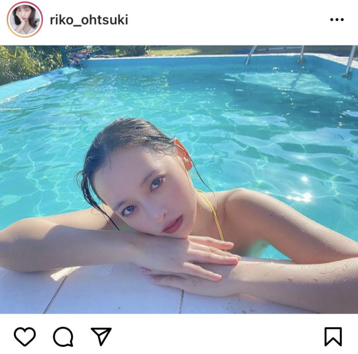 大槻りこ、プールサイドで見つめる上目遣いショット！「一緒に夏気分、？」