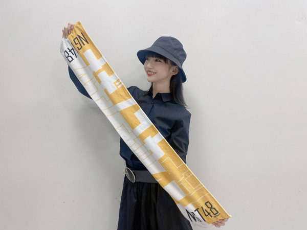 NGT48 荻野由佳、メンバーカラーの新グッズを紹介！「忘れずに買いました！！」