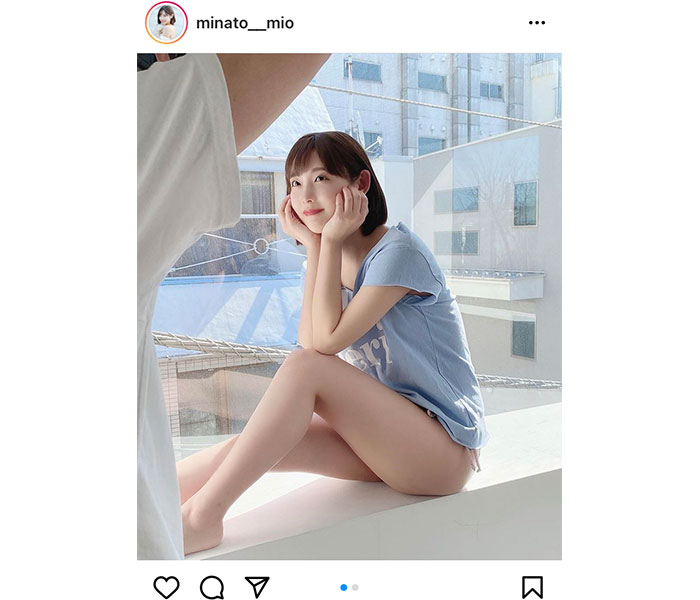 #ババババンビ 水湊みお、美脚がまぶしい窓越しオフショット公開！