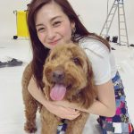 中条あやみ、犬とふれあう癒しの笑顔をお届け！