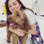 中条あやみ、犬とふれあう癒しの笑顔をお届け！