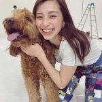 中条あやみ、犬とふれあう癒しの笑顔をお届け！