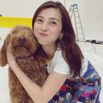中条あやみ、犬とふれあう癒しの笑顔をお届け！