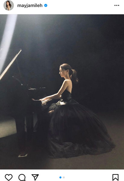 May J.が黒ドレスコーデでピアノを弾くオフショット公開「絵画みたいに美しいです」