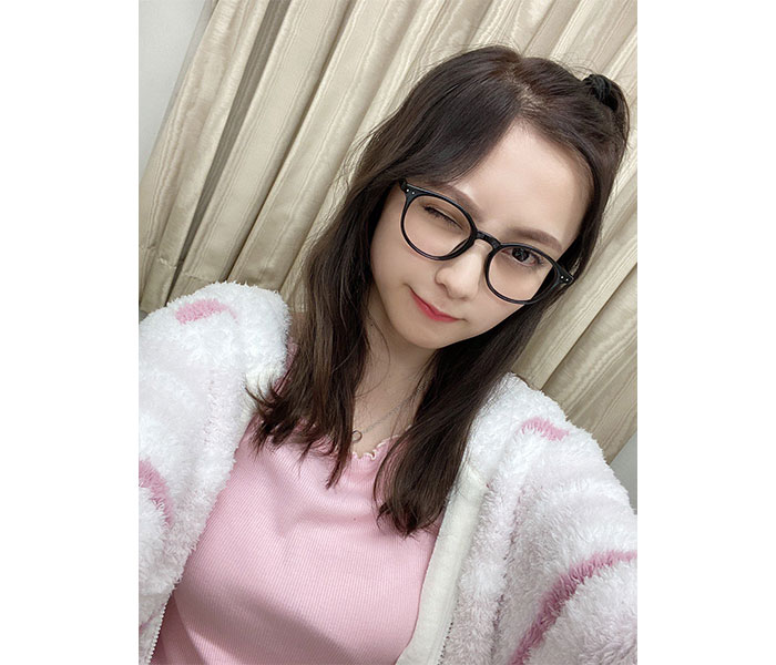 桃月なしこ、部屋着×おでこ出しヘアスタイルがアザトカワイイ！