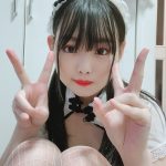 松本ひかる、メイド風衣装で完璧な自撮りショット披露