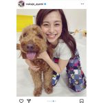中条あやみ、犬とふれあう癒しの笑顔をお届け！