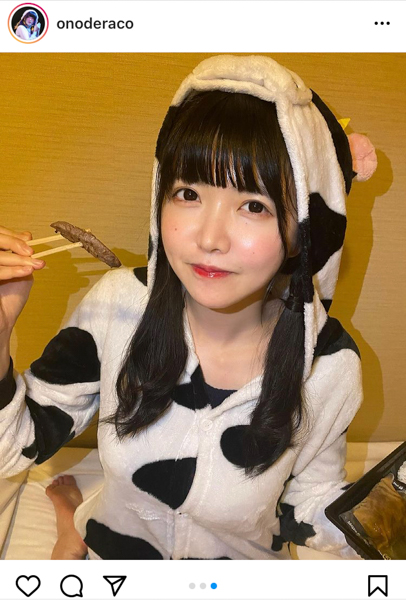 真っ白なキャンバス 小野寺梓、牛コスプレで牛タンを食す！「ひと口食べさせて〜！」