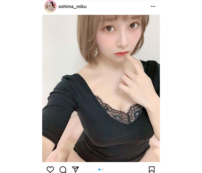 大嶋みく、上目遣いで見つめる美バストショット公開！「朝からセクシー」