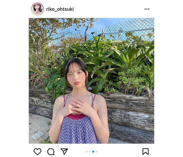 大槻りこ、ワンピースの裾広げ美脚全開！全身から伝わる透明素肌に魅了