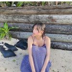 大槻りこ、ワンピースの裾広げ美脚全開！全身から伝わる透明素肌に魅了