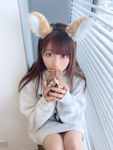 ＝LOVE 大谷映美里、両手で焼き芋頰張る“みりぎつね”ショットが可愛すぎる！