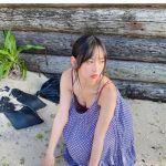 大槻りこ、ワンピースの裾広げ美脚全開！全身から伝わる透明素肌に魅了