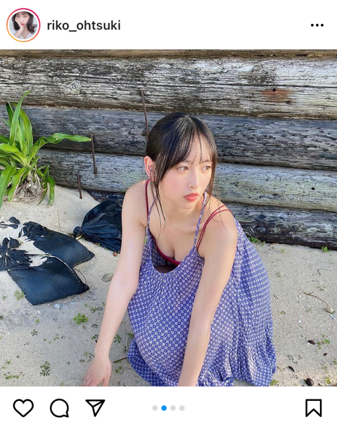 大槻りこ、ワンピースの裾広げ美脚全開！全身から伝わる透明素肌に魅了