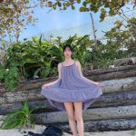 大槻りこ、ワンピースの裾広げ美脚全開！全身から伝わる透明素肌に魅了