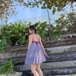 大槻りこ、ワンピースの裾広げ美脚全開！全身から伝わる透明素肌に魅了