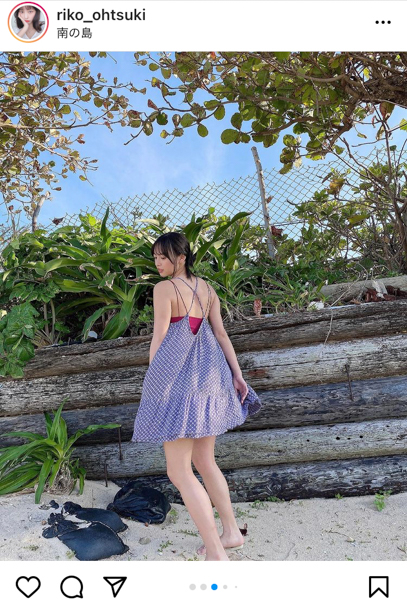 大槻りこ、ワンピースの裾広げ美脚全開！全身から伝わる透明素肌に魅了