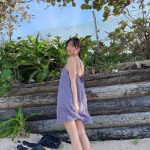大槻りこ、ワンピースの裾広げ美脚全開！全身から伝わる透明素肌に魅了