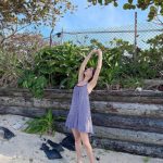 大槻りこ、ワンピースの裾広げ美脚全開！全身から伝わる透明素肌に魅了