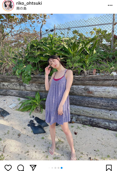 大槻りこ、ワンピースの裾広げ美脚全開！全身から伝わる透明素肌に魅了