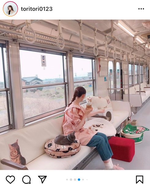 トリンドル玲奈、「ねこカフェ列車」で猫とのふれあいショット公開「かわいさの相乗効果すごーい！」