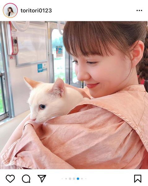 トリンドル玲奈、「ねこカフェ列車」で猫とのふれあいショット公開「かわいさの相乗効果すごーい！」