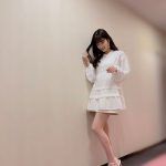高橋ひかる、ミニ丈の白ワンピースで魅せる美脚コーデ！