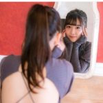 「#2i2（ニーニ）」天羽希純、背中開きニットで溢れる大人の色気